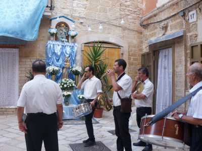 Finita la cerimonia le campane ricominciano a tintinnare e i musicisti a suonare. La banda a quel punto per� si muove e, seguita da decine e decine di persone, parte per un lungo giro attraverso le strade del centro storico, terminando la sua �corsa�  in strada Verrone